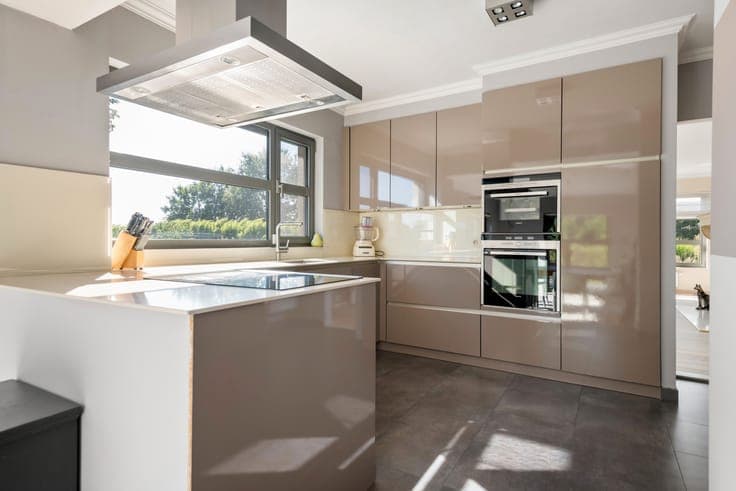 Renovated villa with permitted warehouse & views over meadow