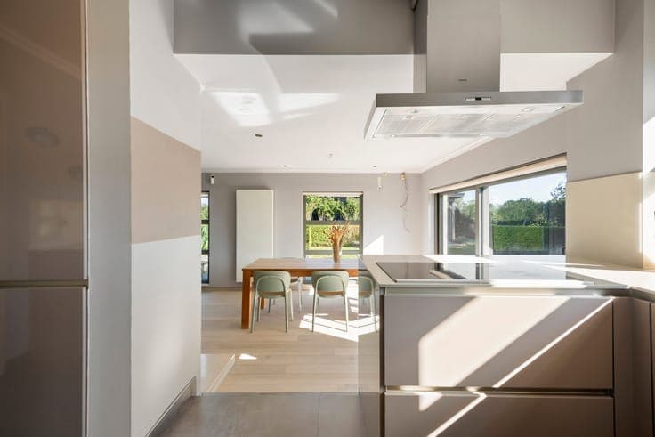 Renovated villa with permitted warehouse & views over meadow