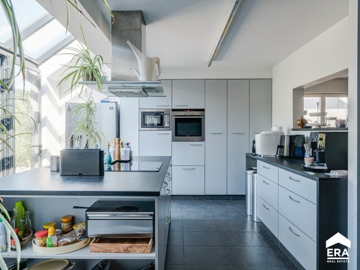 Semi-detached home with annex and garden