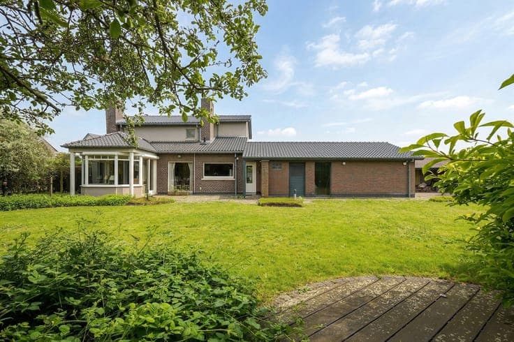 Quietly located villa on a 1,500 m² plot