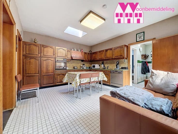 Erembodegem: Ruime te moderniseren woning met garage, ate...