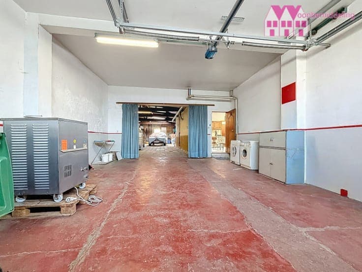 Erembodegem: Ruime te moderniseren woning met garage, ate...