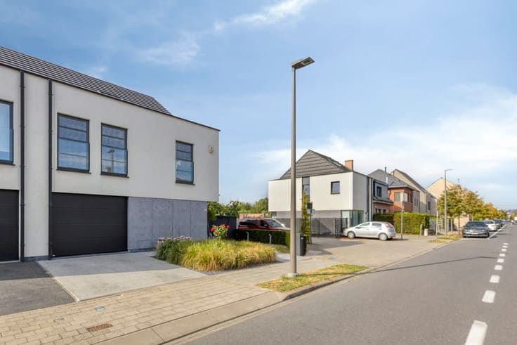 New home in, Vilvoorde, with 4 bdrms, garage, and yard!