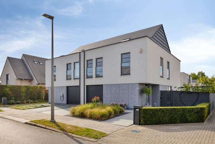 New home in, Vilvoorde, with 4 bdrms, garage, and yard!