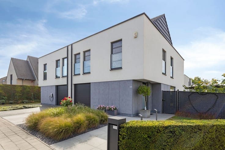 New home in, Vilvoorde, with 4 bdrms, garage, and yard!