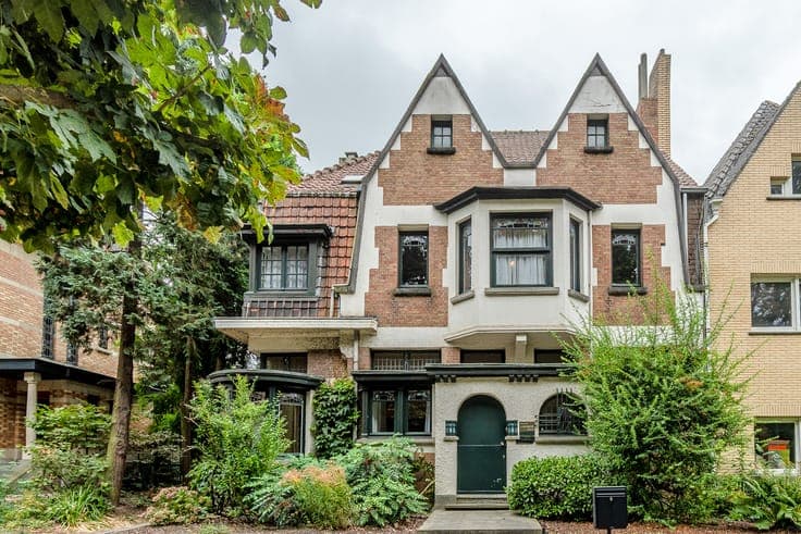Unique 1927 three-façade villa with garage & garden