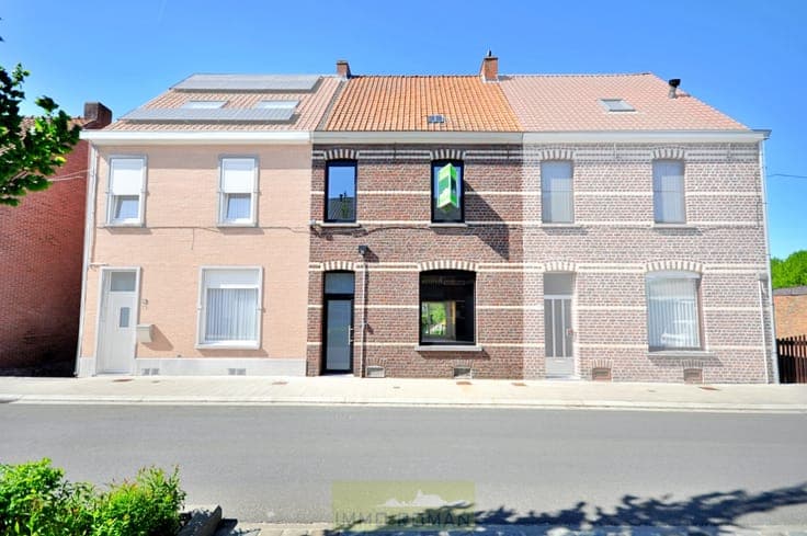 Gerenoveerde woning met uitweg te Kluisbergen!