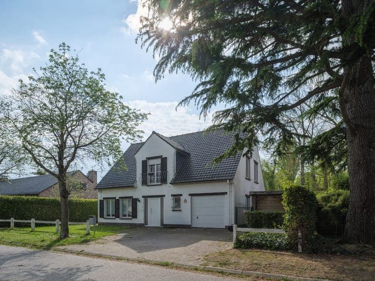 Vrijstaande woning (bew. opp 179m2) met 4 slaapkamers op ...