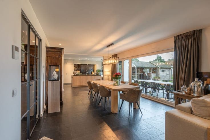 Beautifully renovated detached villa enjoys an excellent ce