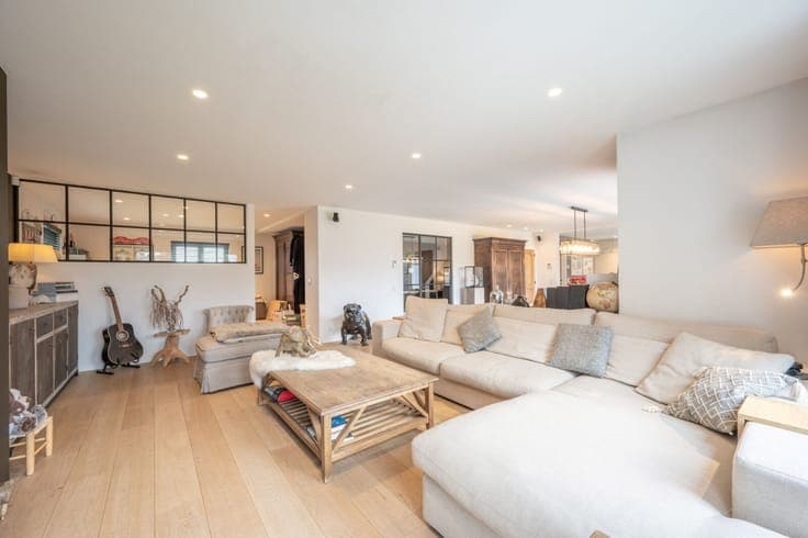 Beautifully renovated detached villa enjoys an excellent ce