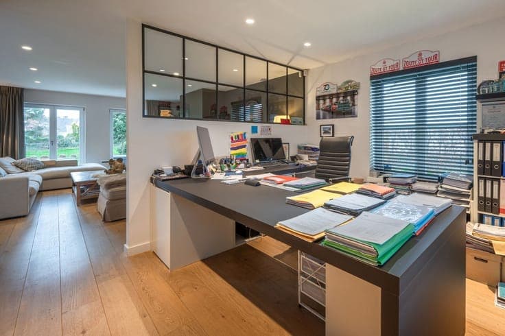 Beautifully renovated detached villa enjoys an excellent ce
