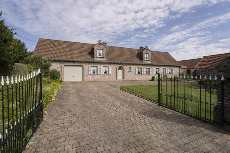 Farmhouse for sale in an excellent location in Kerkhove (Ave
