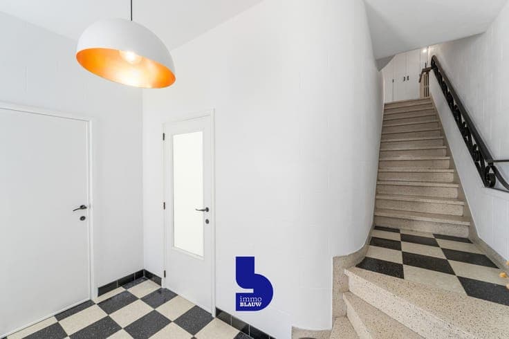 Karaktervolle hoekwoning met 4 garages