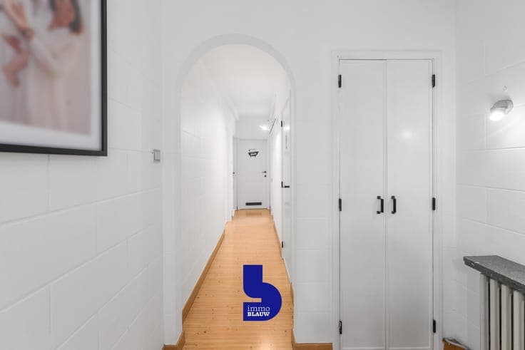 Karaktervolle hoekwoning met 4 garages