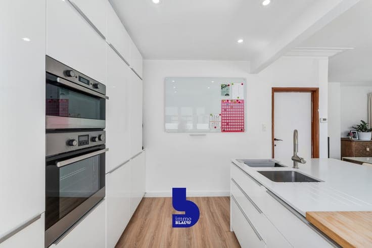 Karaktervolle hoekwoning met 4 garages