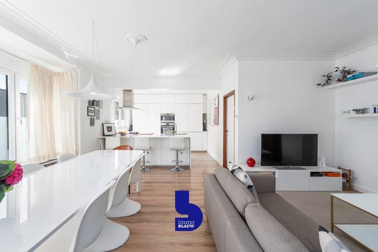 Karaktervolle hoekwoning met 4 garages
