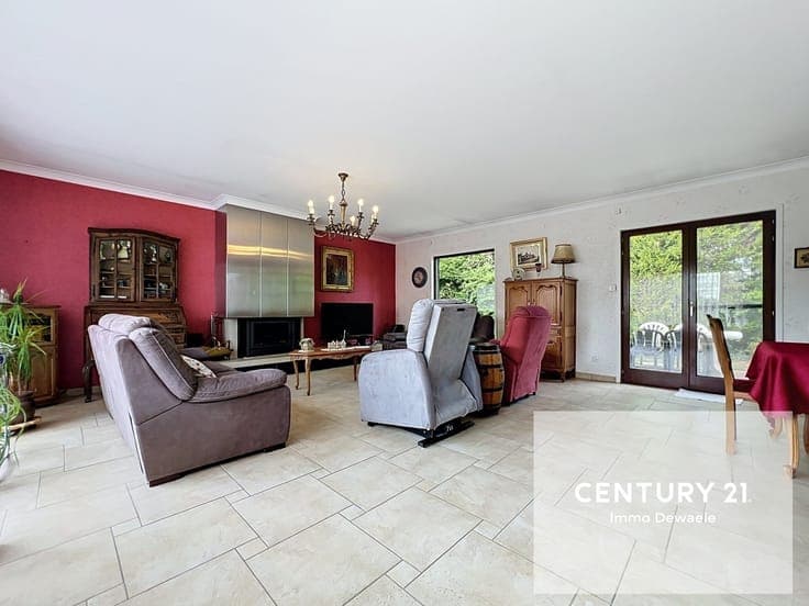 Charming single-story detached villa in a quiet neighborhood