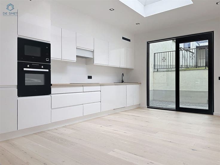 Beautifully Renovated Townhouse with 5 Bedrooms, 2 Bathrooms