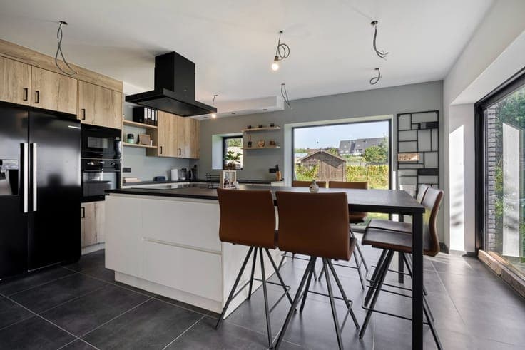 INSTAPKLARE VERNIEUWDE DRIEGEVELWONING met 5 SLPKS - GARA...