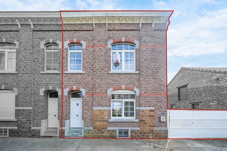 Semi-detached house, 2 bedrooms (poss of 4), garden & garage
