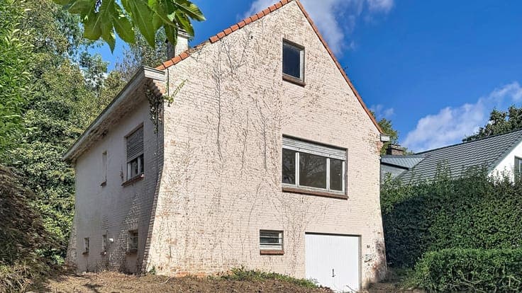 Villa to Renovate – 2 Bedrooms – Garage – Attic to Convert