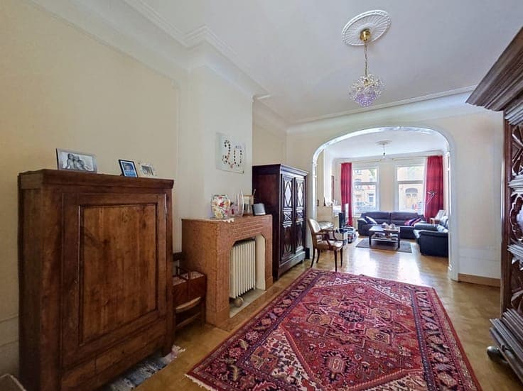 6-bedroom mansion with garden
