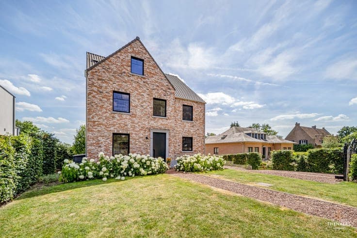Exclusieve en bijzonder energiezuinige woning met 332 m² ...