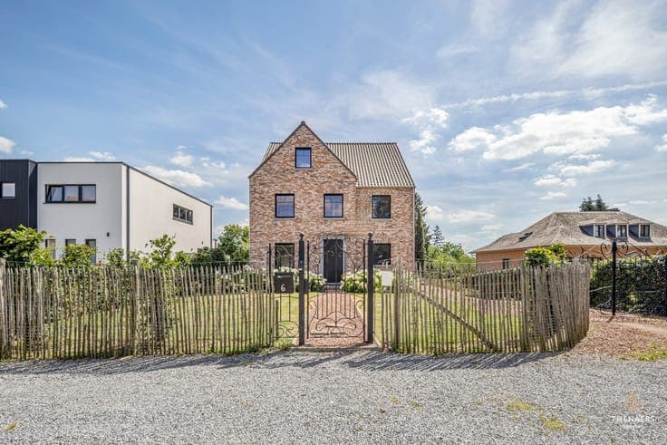 Exclusieve en bijzonder energiezuinige woning met 332 m² ...