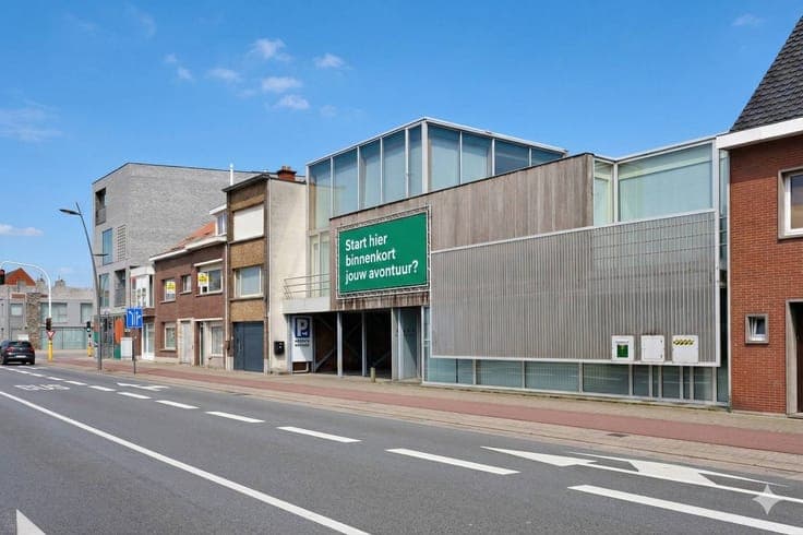 Office with loft and spacious parking