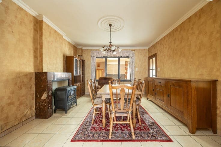 Te renoveren woning met vier slaapkamers!