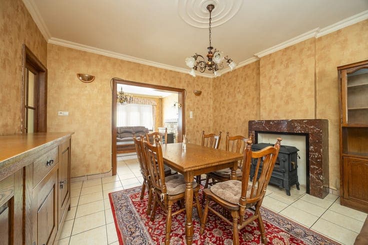 Te renoveren woning met vier slaapkamers!