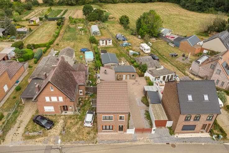 Te renoveren woning met vier slaapkamers!