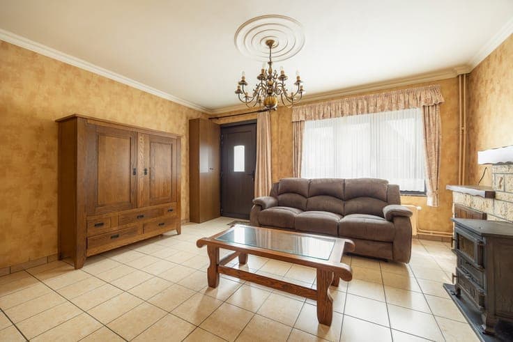 Te renoveren woning met vier slaapkamers!