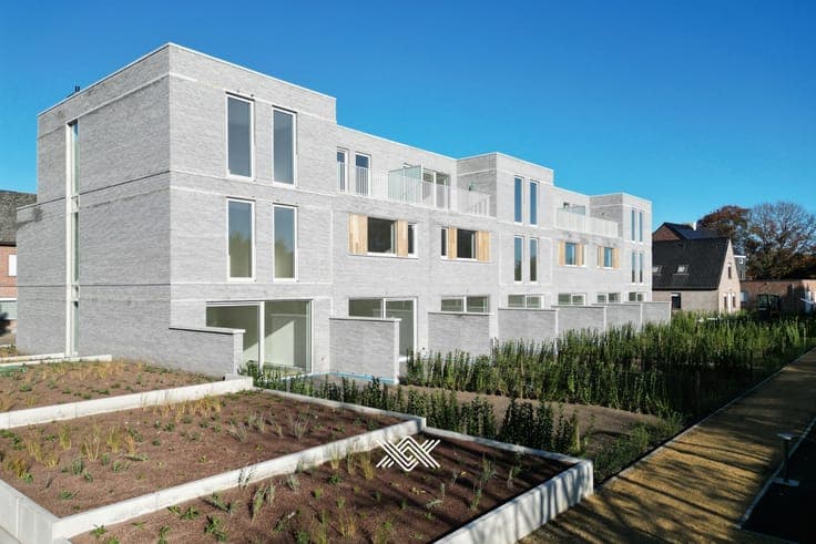 Woning met vier slaapkamers, zonneterras en tuin