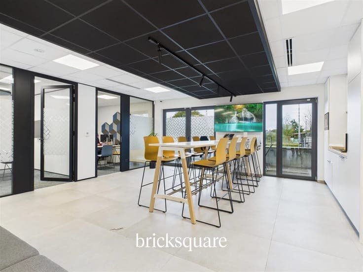 Beautiful leased retail space in excellent condition