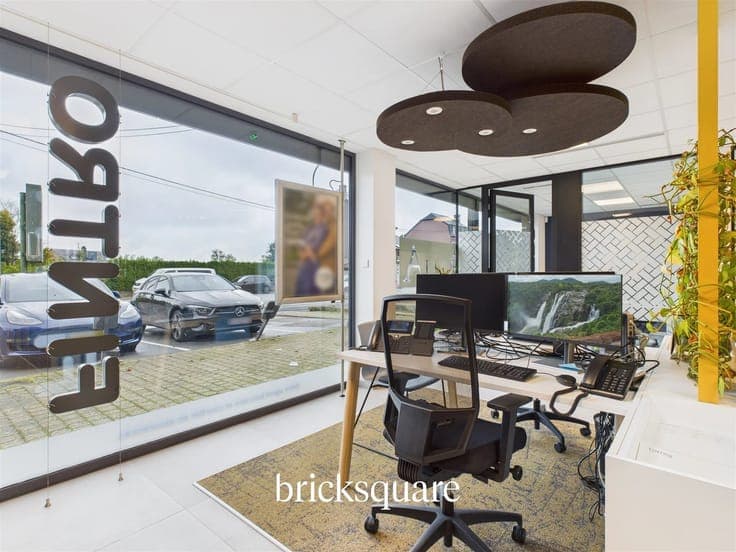 Beautiful leased retail space in excellent condition