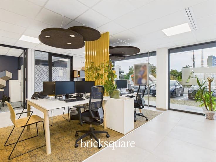 Beautiful leased retail space in excellent condition