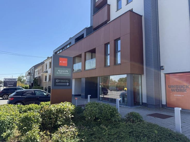 Beautiful leased retail space in excellent condition