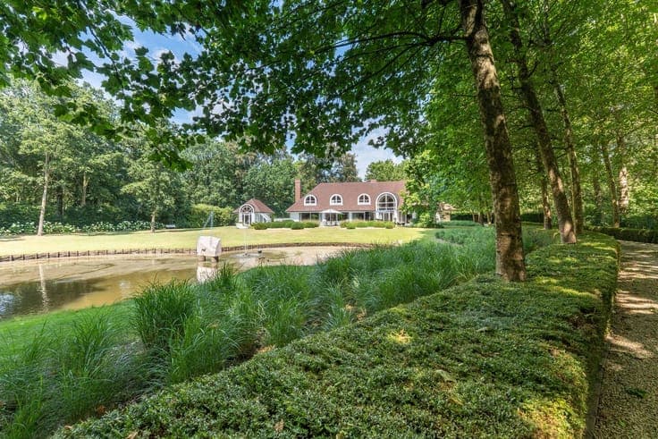 Exclusive living among the greenery on 6,867 m² in Oostkamp
