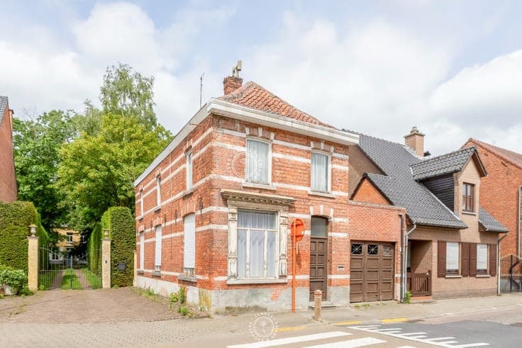 Hoekwoning met karakter – totaal te renoveren, met potent...
