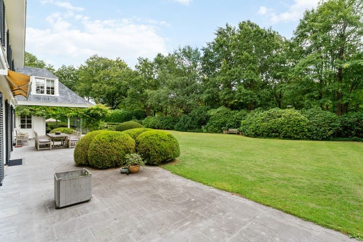 Exclusive villa with swimming pool in Brasschaat centre