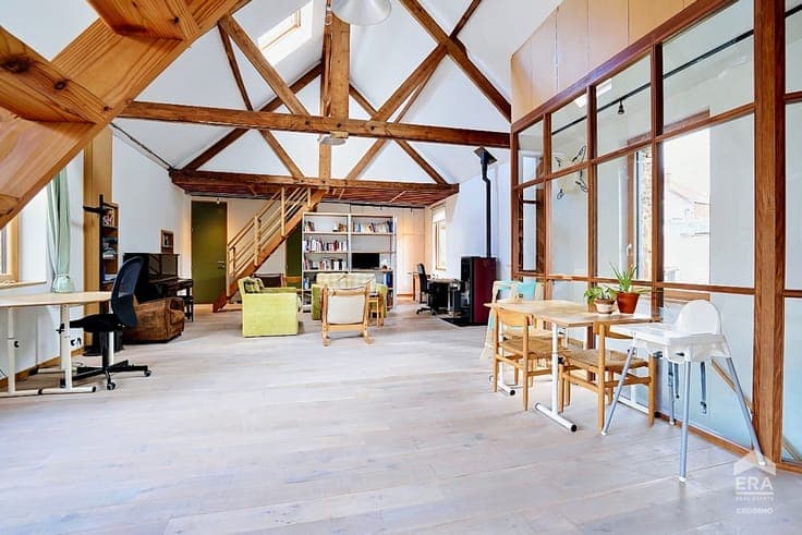 ATYPICAL LOFT WITH PROFESSIONAL WORKSHOP