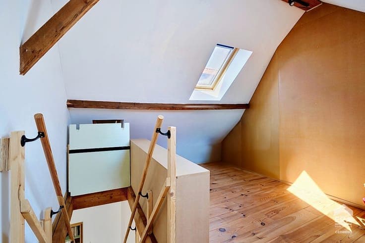 ATYPICAL LOFT WITH PROFESSIONAL WORKSHOP