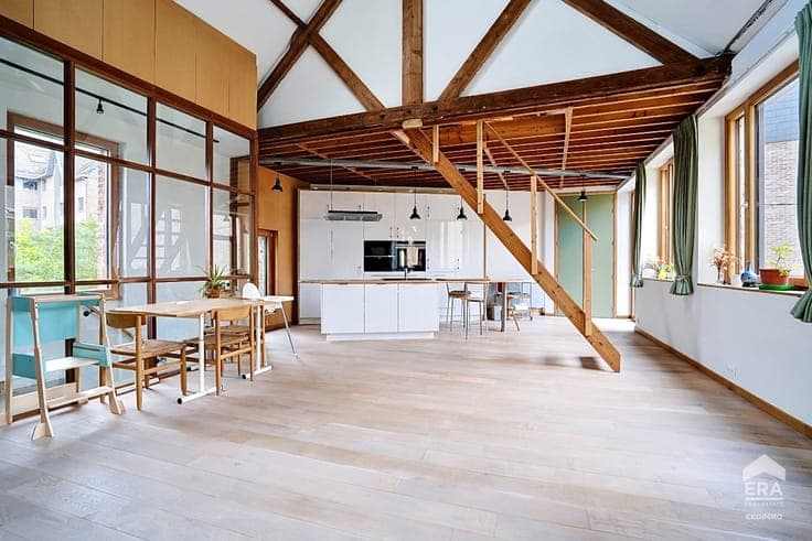 ATYPICAL LOFT WITH PROFESSIONAL WORKSHOP