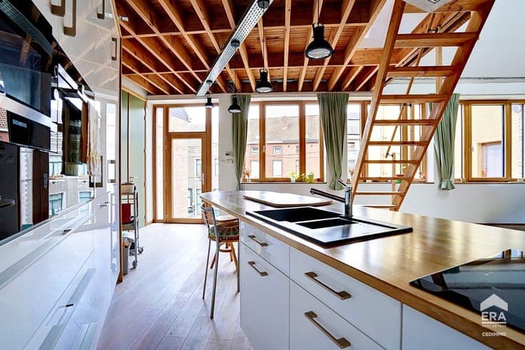 ATYPICAL LOFT WITH PROFESSIONAL WORKSHOP