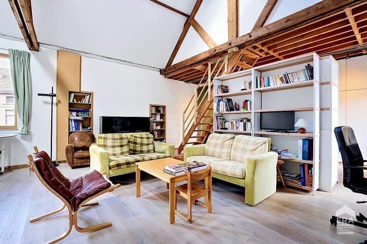 ATYPICAL LOFT WITH PROFESSIONAL WORKSHOP
