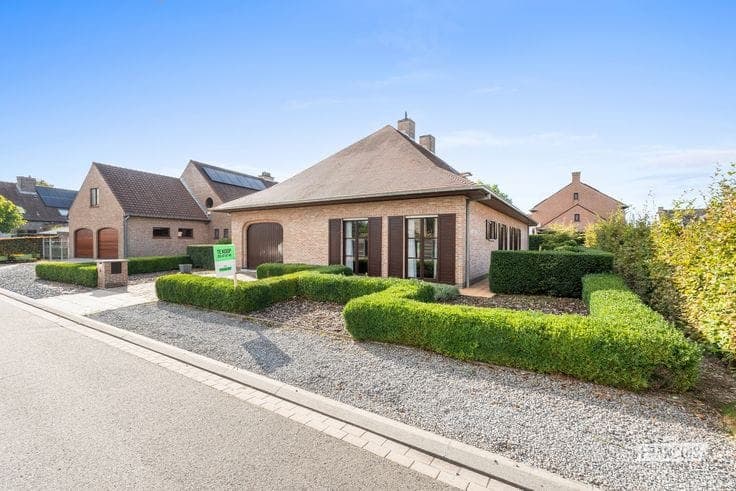 Bungalow with garden and garage in Roeselare