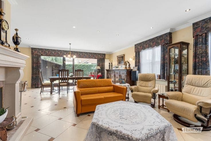 Bungalow with garden and garage in Roeselare