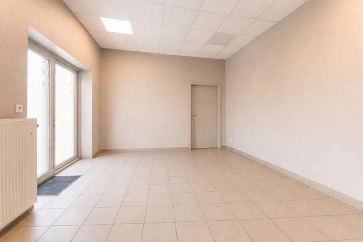 Spacious home with large garage in Sint-Eloois-Vijve