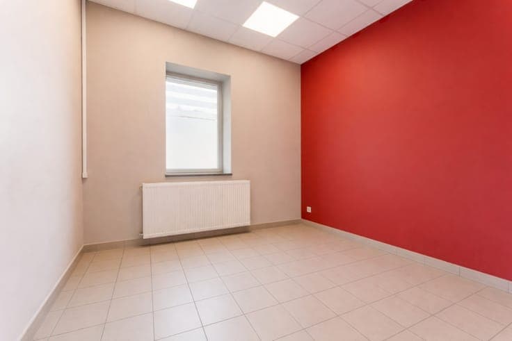 Spacious home with large garage in Sint-Eloois-Vijve